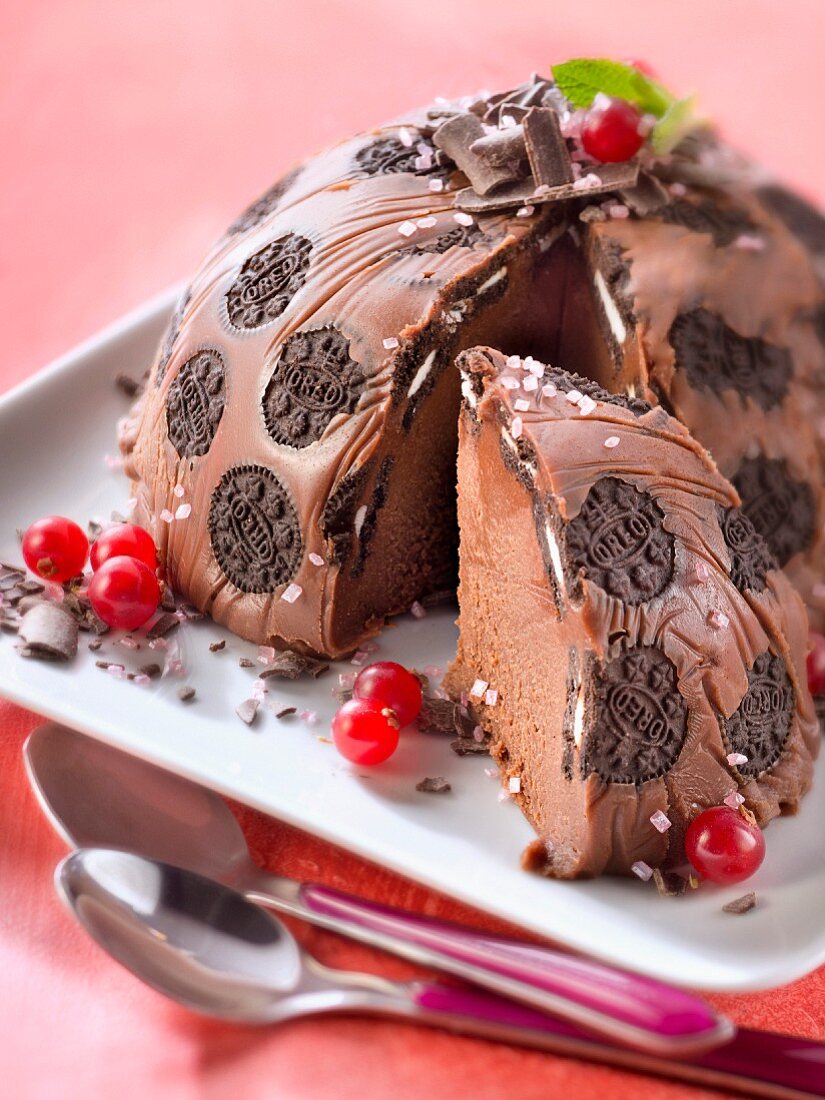 Schokoladenschaumtorte mit Mini-Oreokeksen