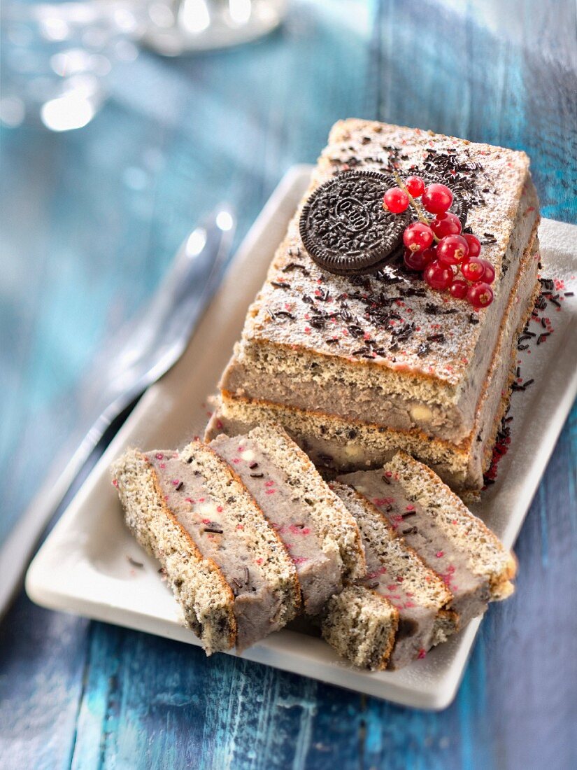 Oreo biscuit log cake