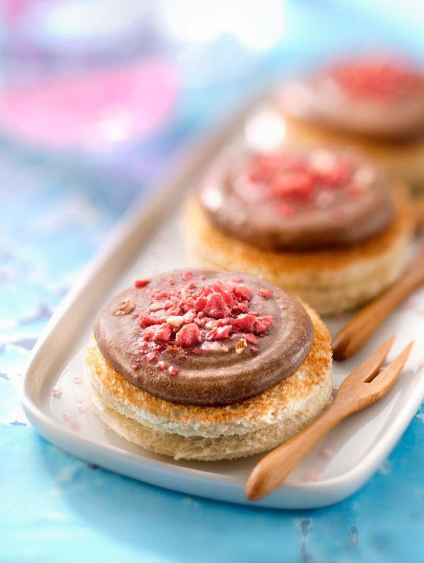 Süsse Toasts mit Schokolade und rosa Mandeln