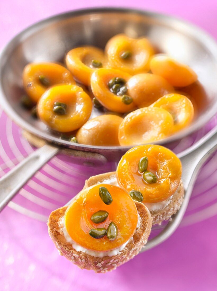 Häppchen aus gebratenen Aprikosen, Mandeldrink und Pistazien