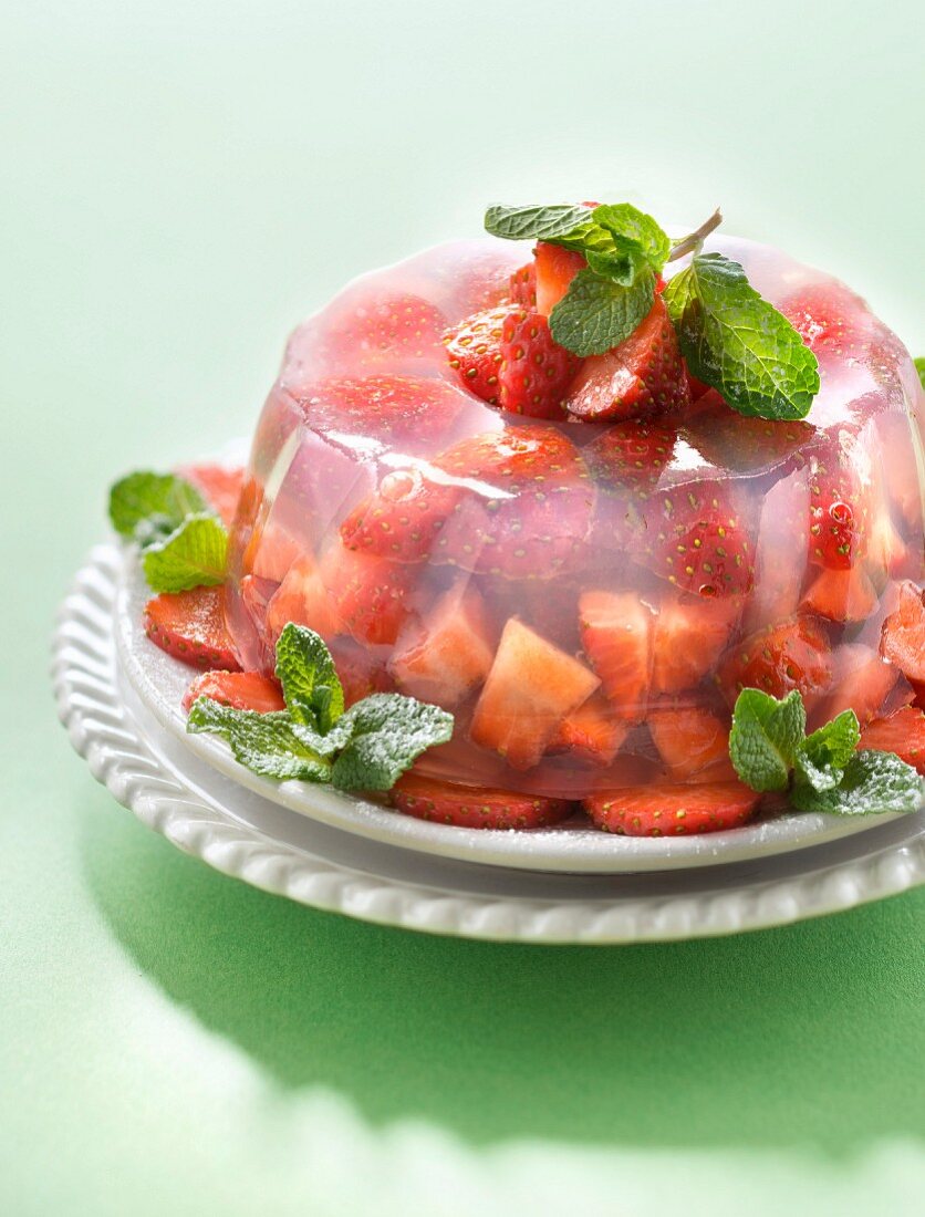 Erdbeeren in Hibiskusgelee