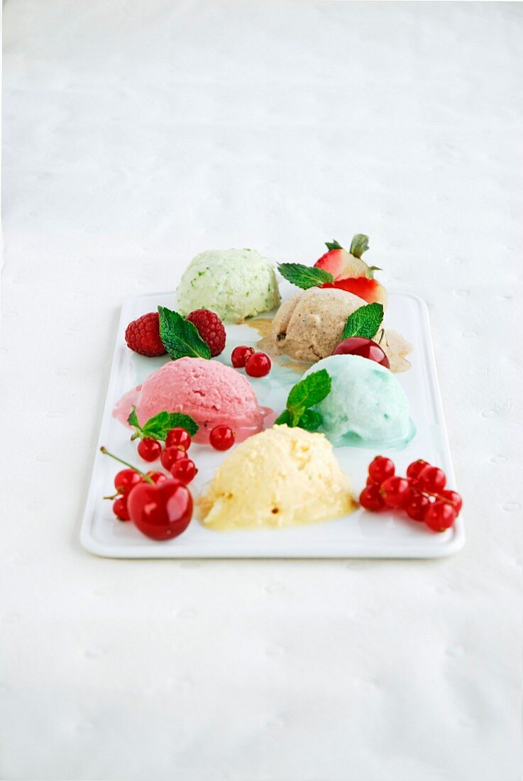 Verschiedene Eissorten mit roten Früchten