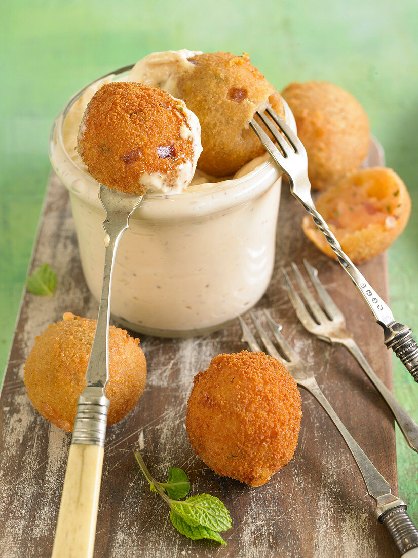 Süsskartoffel-Minze-Kroketten, Mayonnaise mit Harissa