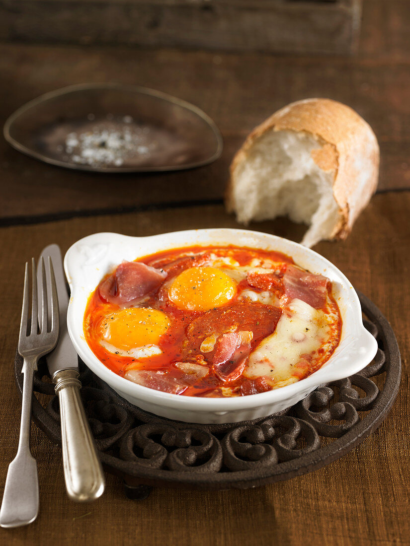 Egg, tomato and ham bake