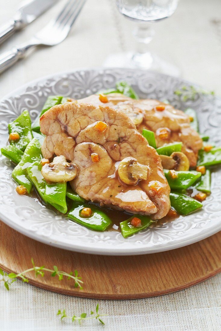 Kalbsbries mit flachen Cocos-Bohnen und Pilzen