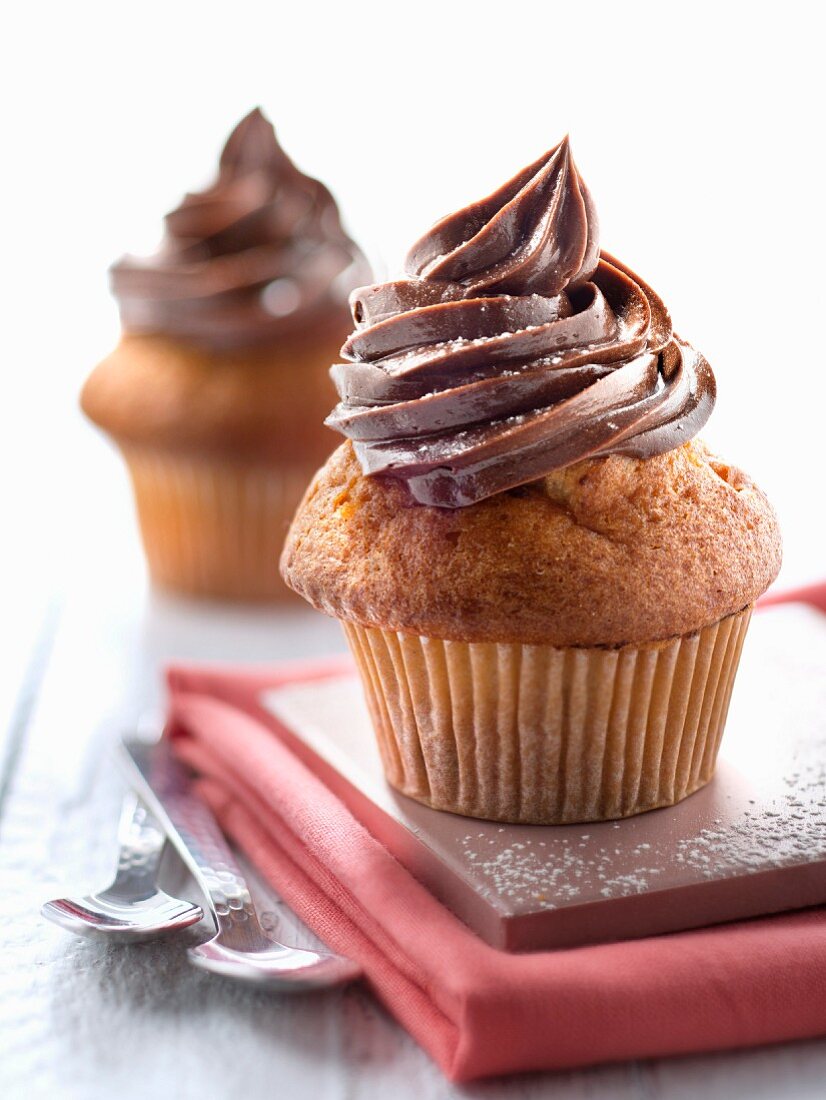 Vanille-Cupcake mit Schokocreme, … – Bilder kaufen – 60237003 StockFood