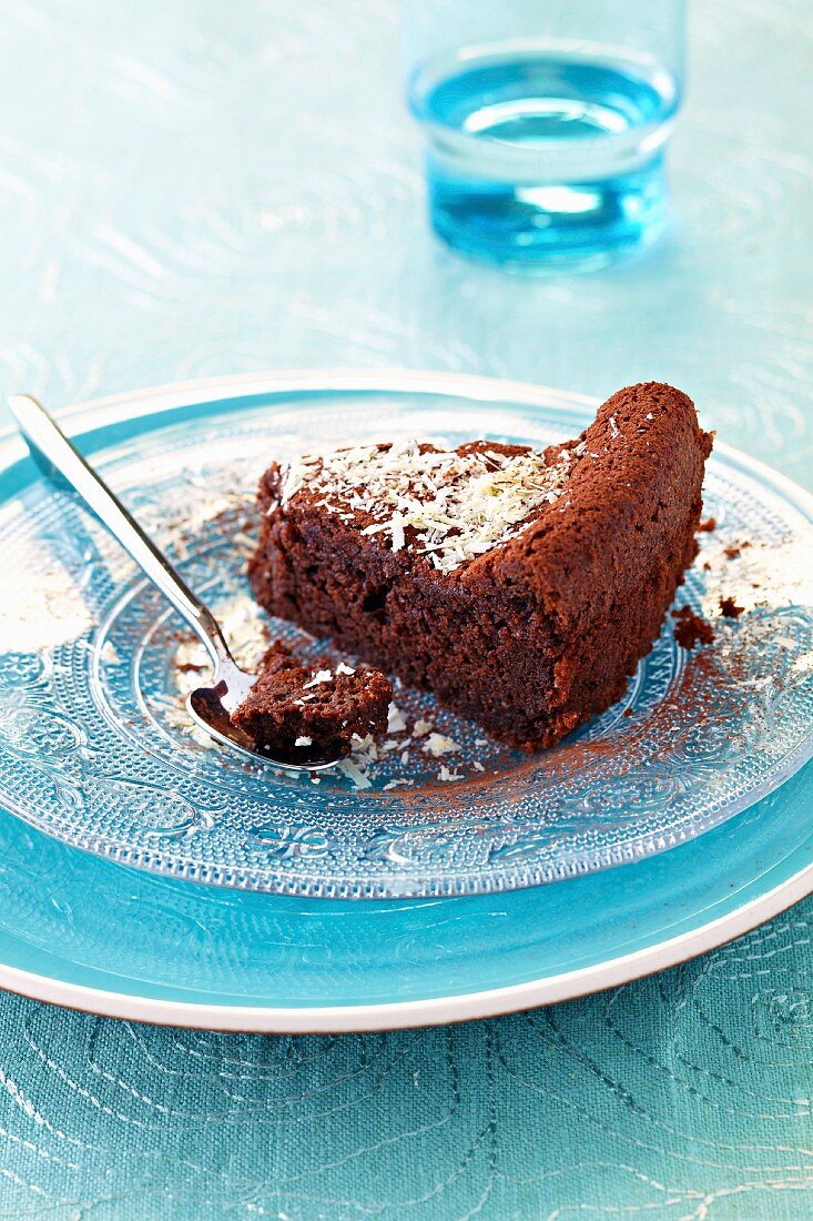 Ein Stück schneller Schokoladenkuchen auf Glasteller