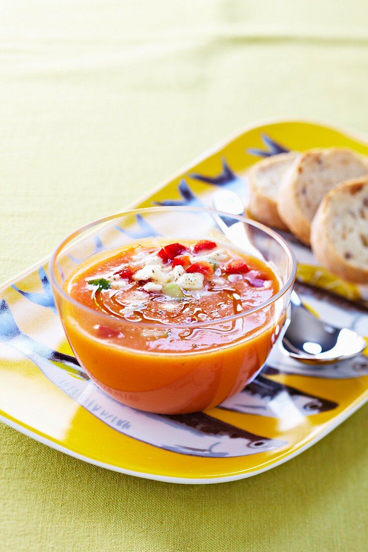 Gemüse-Gazpacho mit Mozzarella