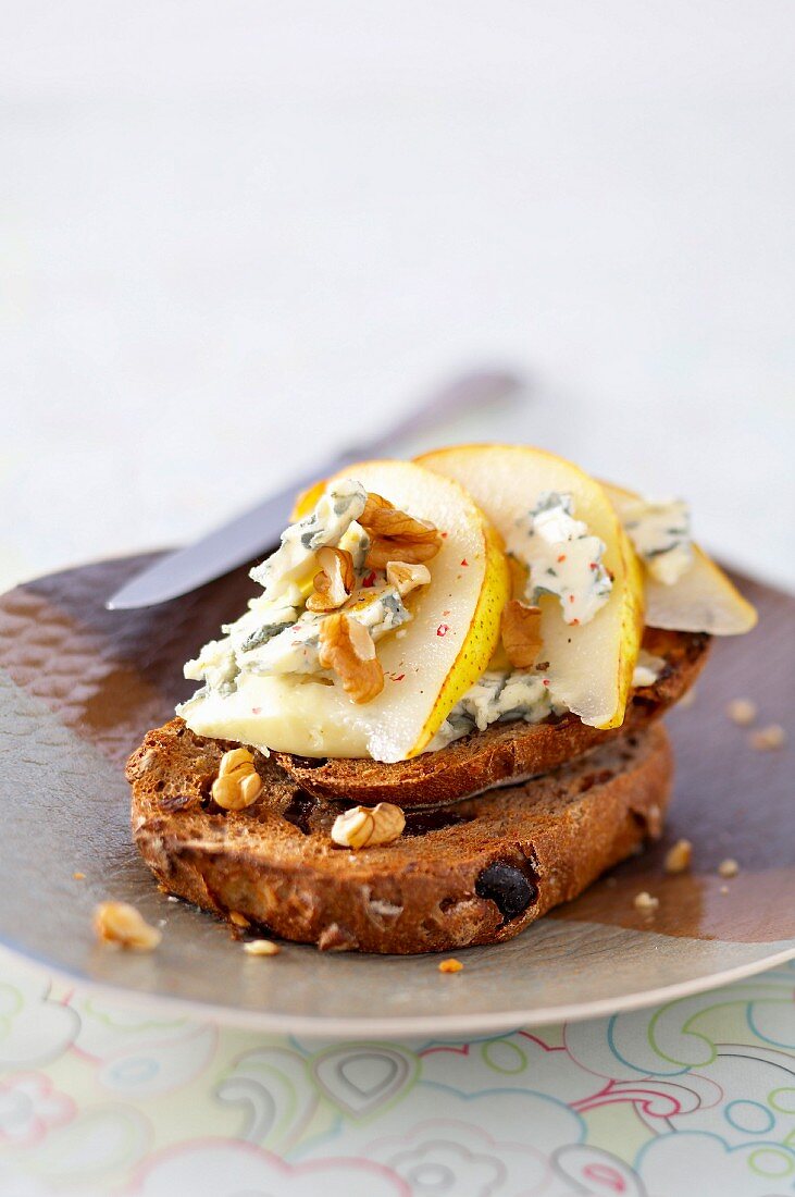 Toasted raisin bread with Fourme d'Ambert,thin slices of pear and walnuts