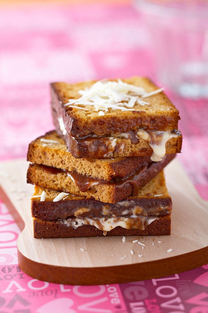Honigkuchen-Sandwiches mit weisser Schokolade und Coulis von Carambar-Kaubonbon