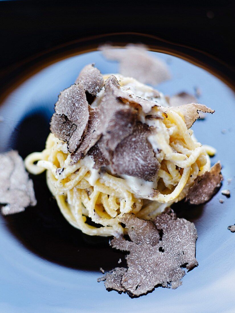 Spaghettis with parmesan and truffles