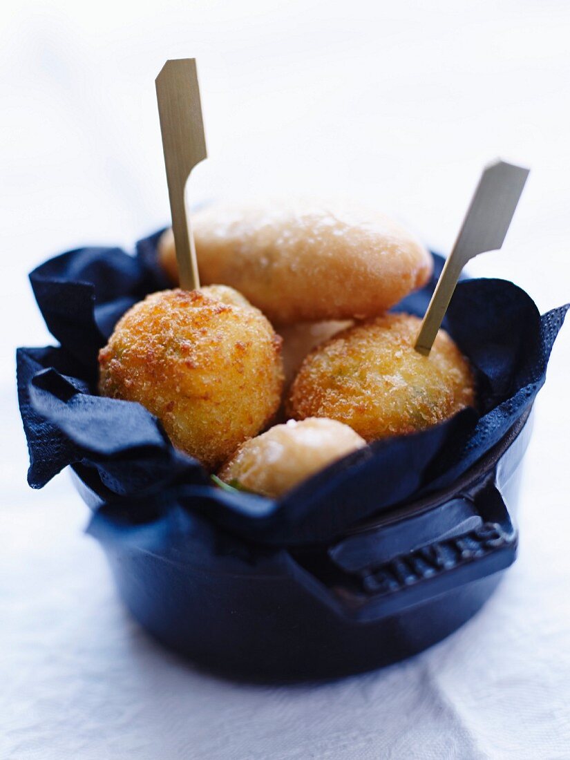 Arancini (italienische Reisbällchen) mit Erbsen und Safran