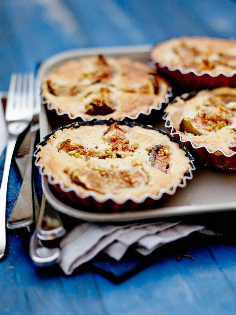 Amandine and fig individual pies