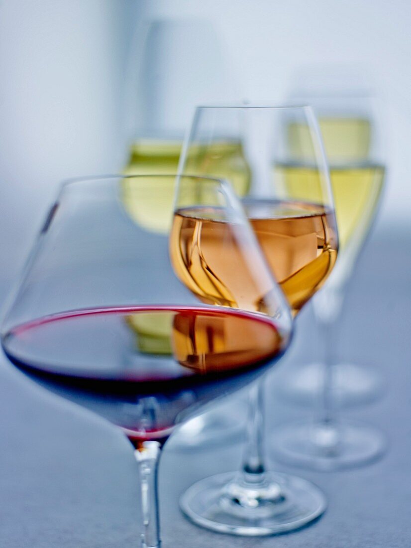 Gläser mit Rotwein, Weißwein und Roséwein