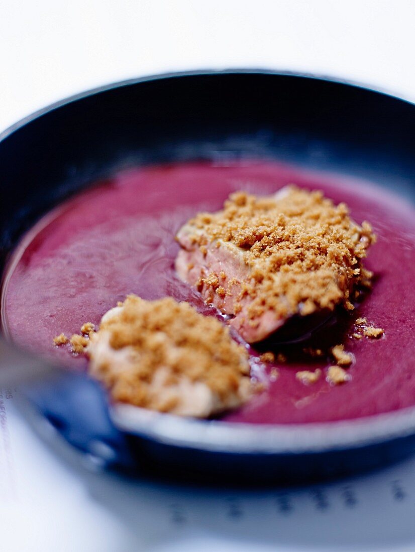 Seeteufelleber mit Honigkuchenkruste, Sauce mit schwarzen Trauben und violettem Senf