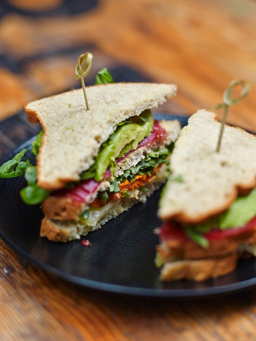 Glutenfreie Sandwiches aus Toastbrot mit Gemüse und Bresaola