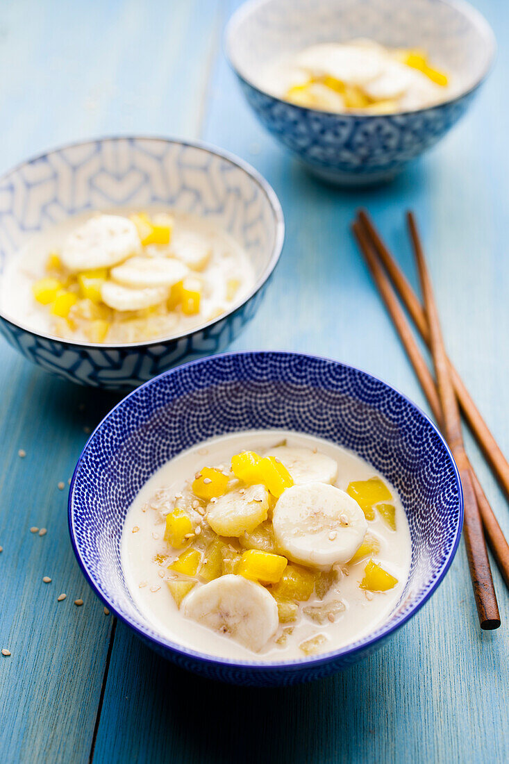 Kokossuppe mit Ananas und Bananen (vegan)