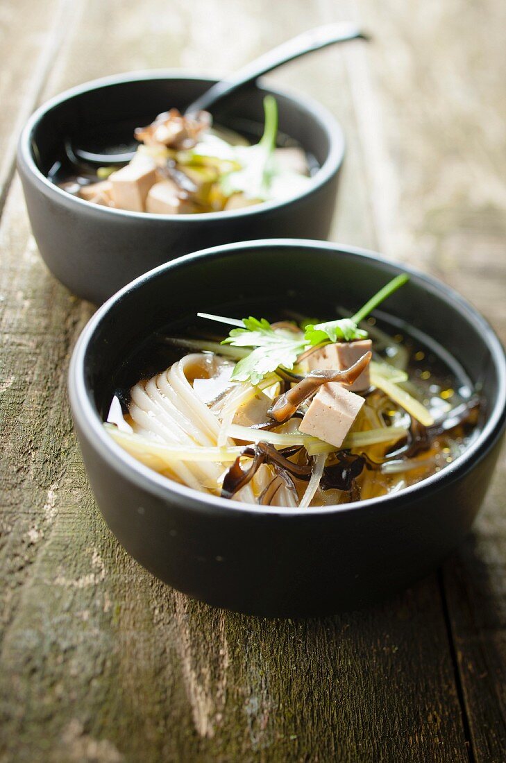 Asiatische Suppe mit Nudeln und Tofu