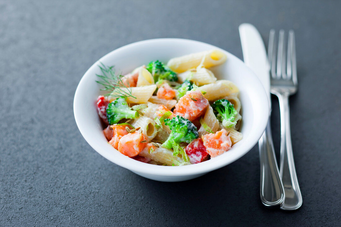 Penne mit Lachs, Brokkoli und Roma-Tomaten