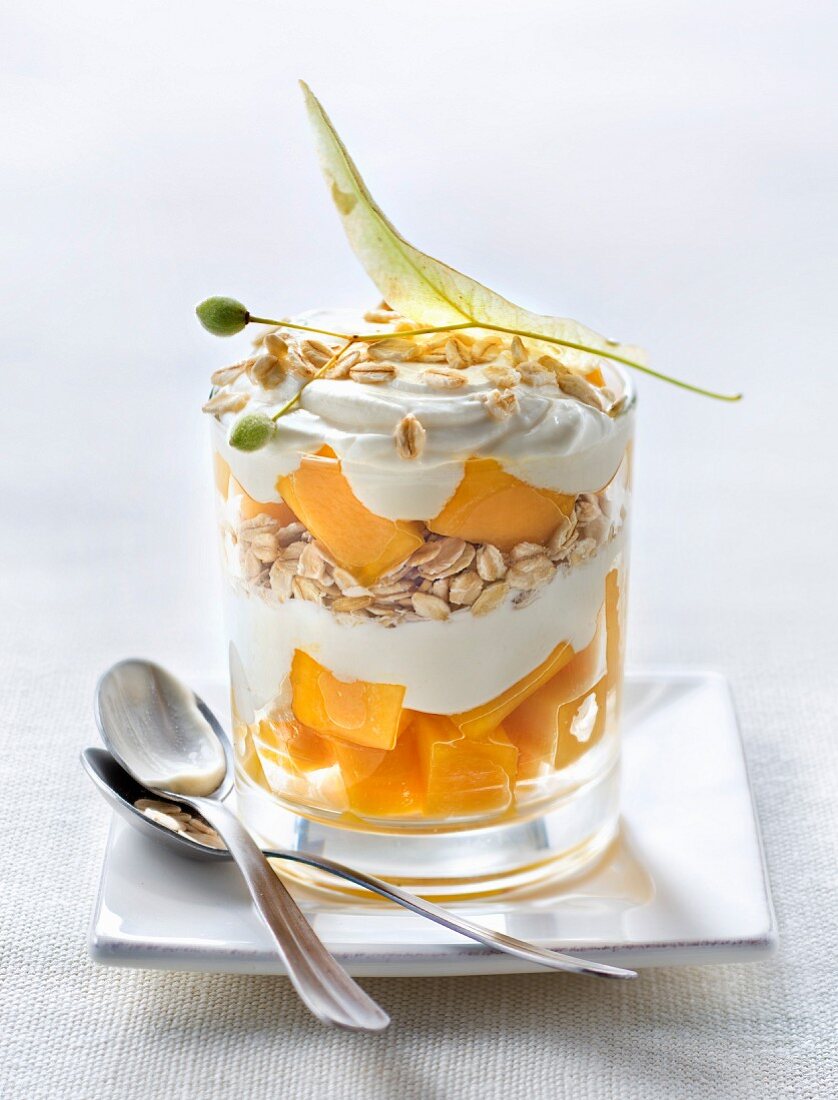 Trifle mit Haferflocken, Fromage Blanc, Mango und Lindenblüten