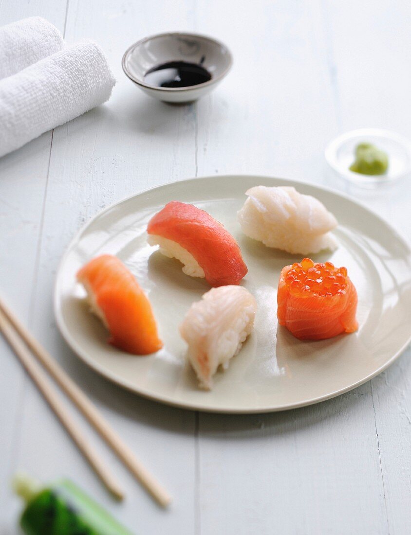 Fünf Sushi auf einem Teller
