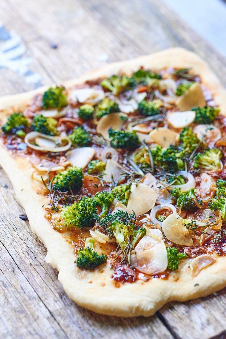 Rechteckige Pizza mit Brokkoli, Radieschen und Zwiebeln