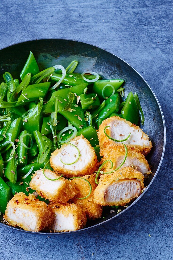 Chicken nuggets with lime zests and runner beans