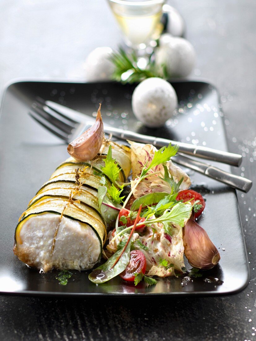 Gebratener Seehecht im Zucchinimantel mit Knoblauch, bunter Salat mit Kräutervinaigrette