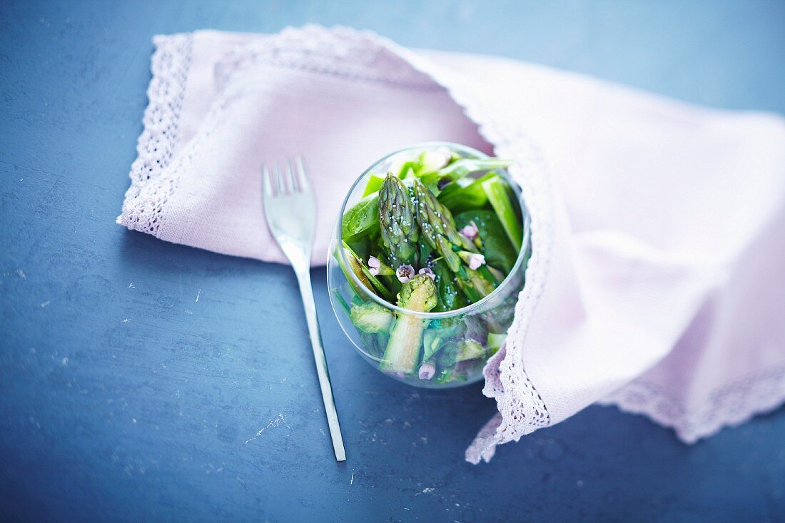 Green asparagus salad with spinach and edible flowers