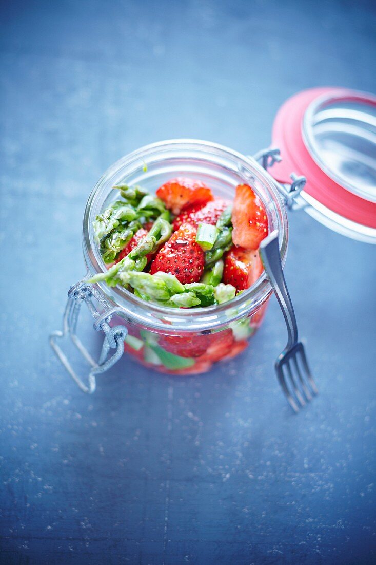 Grüner Spargelsalat mit Erdbeeren