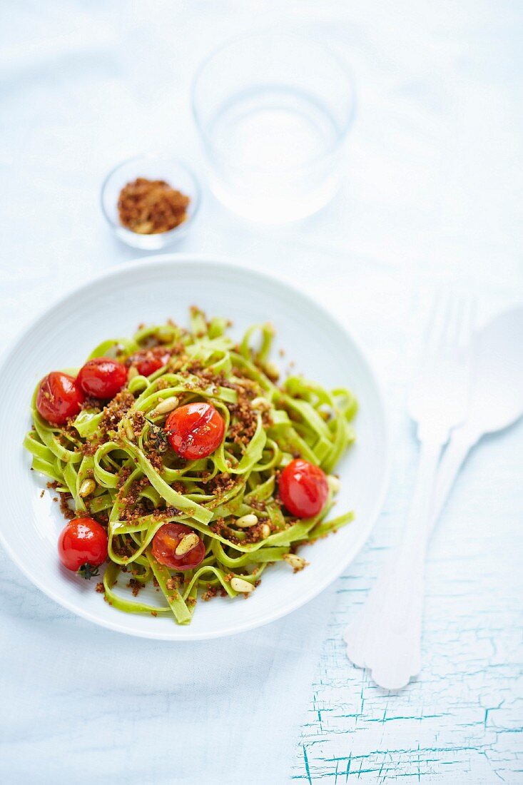 Spinach tagliatelle with tomatoes and pine nuts