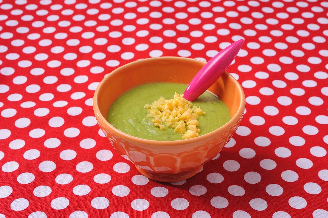Creamy pea soup with scrambled eggs