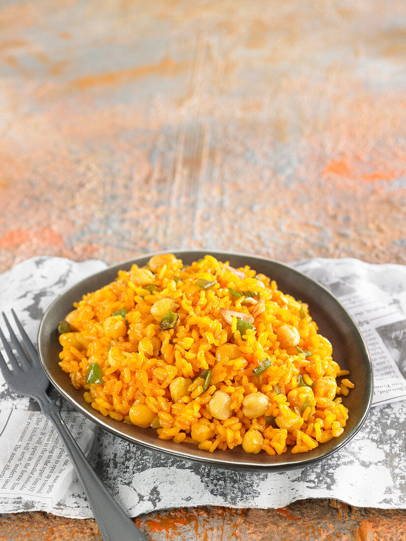 Saffron-flavored rice and chickpeas