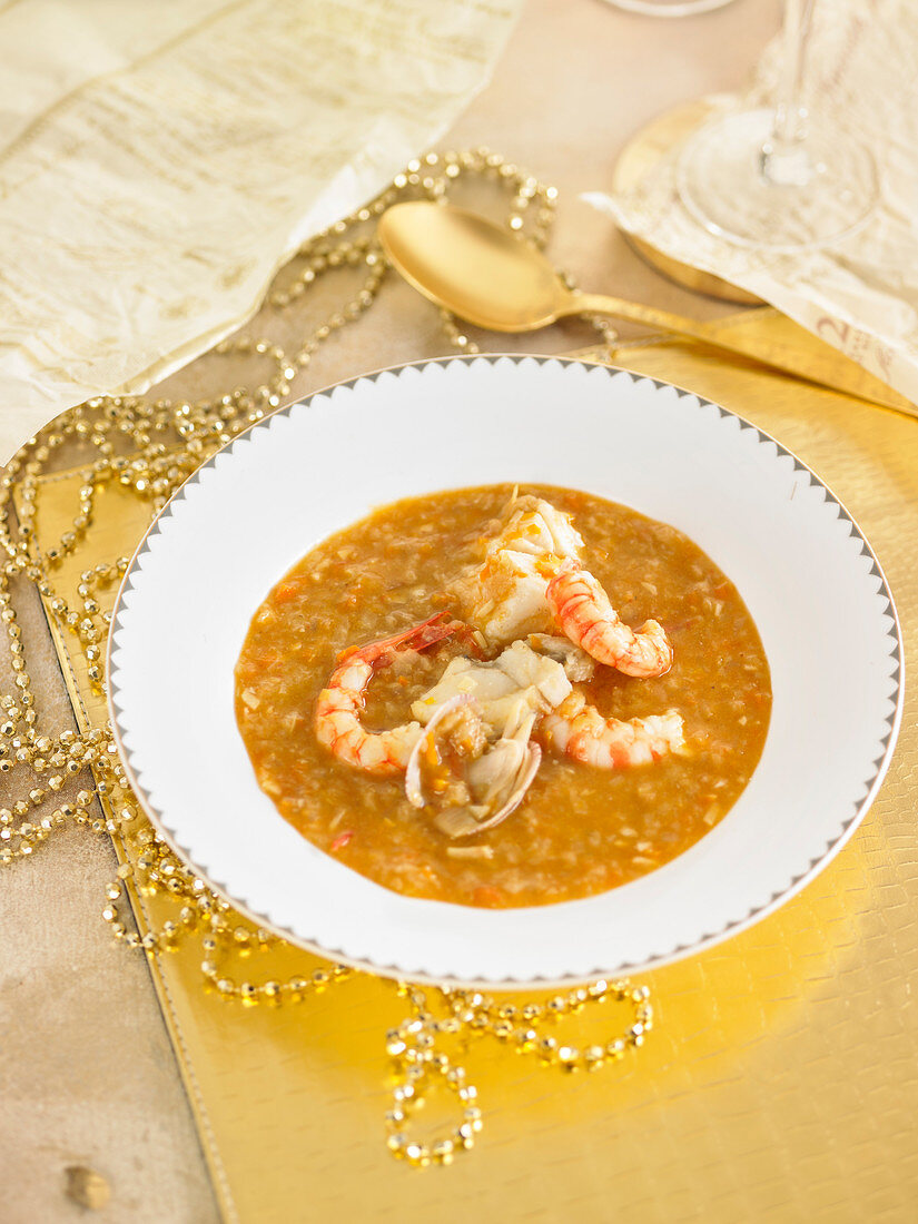 Knoblauchcremesuppe mit Fisch, Garnelen und Meeresfrüchten