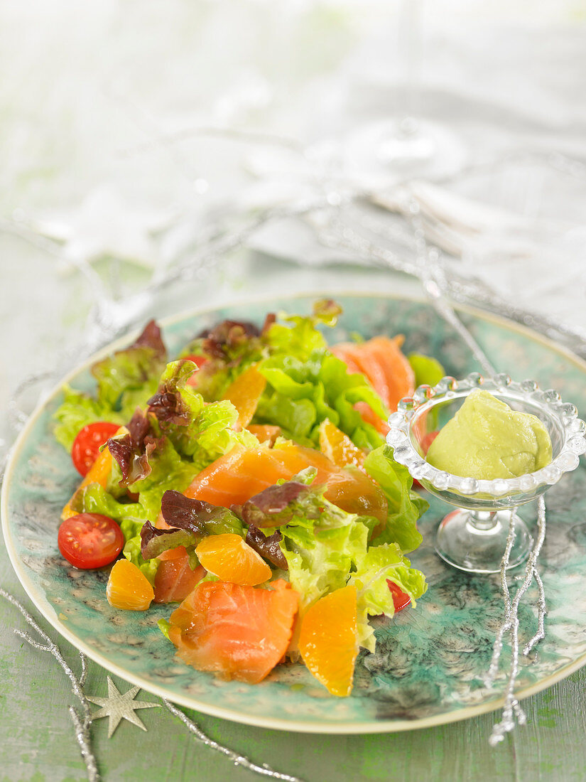 Salat mit Lachs, Orange, Avocado und Aïoli