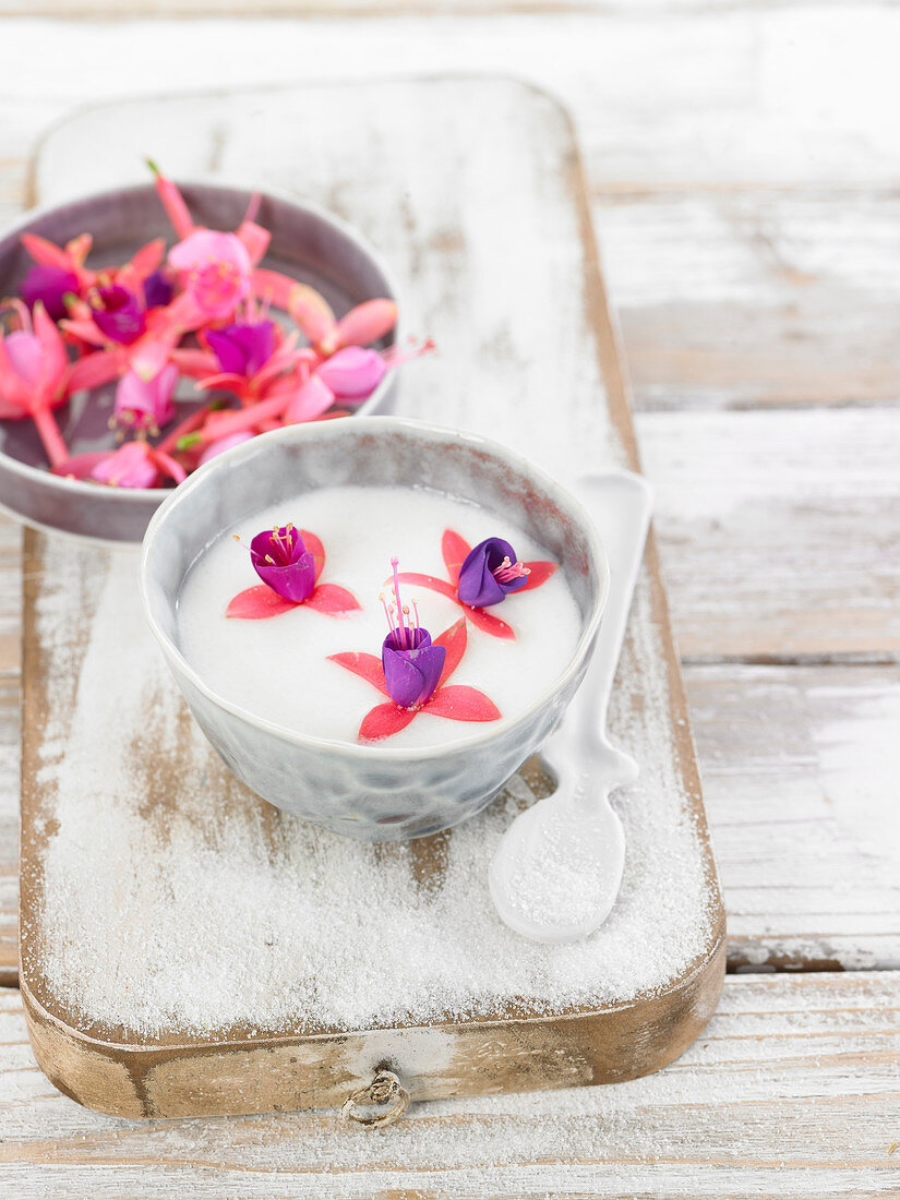 Joghurt mit Scharlach-Fuchsienblüten