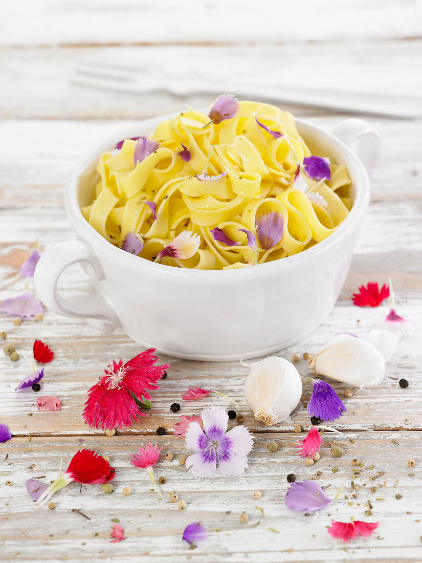 Tagliatelles with garlic and Chinese carnations