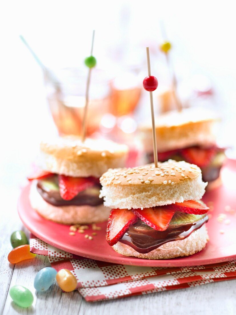 Süsse Miniburger mit Schokolade, Erdbeeren und Kiwi