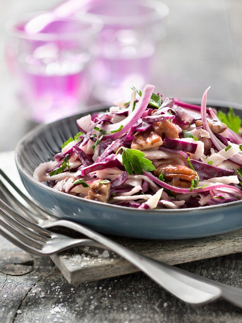 Coleslaw mit Weiß- und Rotkohl, Pekannüssen und Ahornsirup