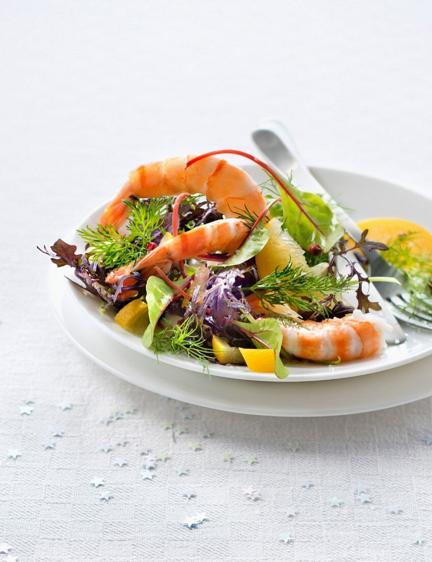 Gemischter Salat mit Riesengarnelen, Dill und Salzzitronen