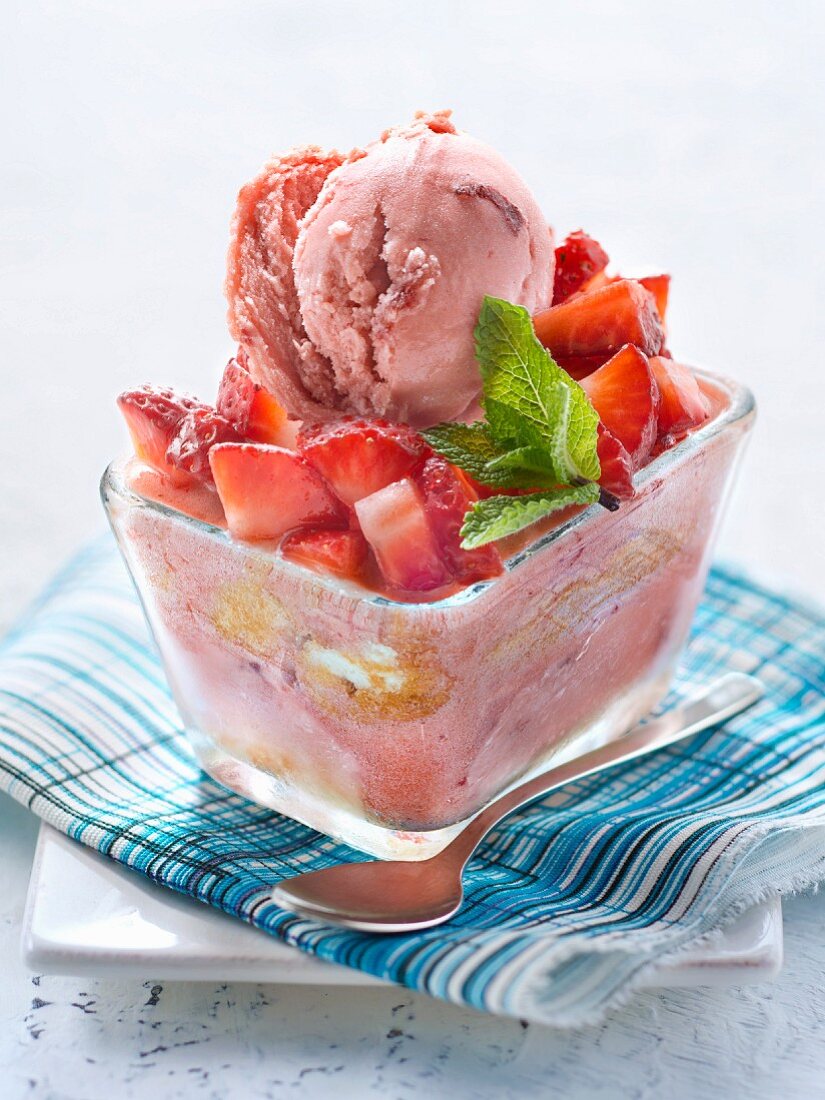 Strawberry ice cream tiramisu