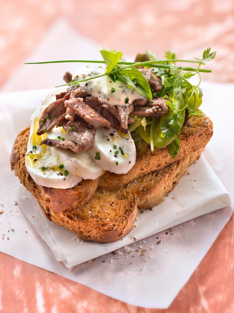 Röstbrotscheiben mit Rindfleisch, Mozzarella, Basilikum und Schnittlauchsahne