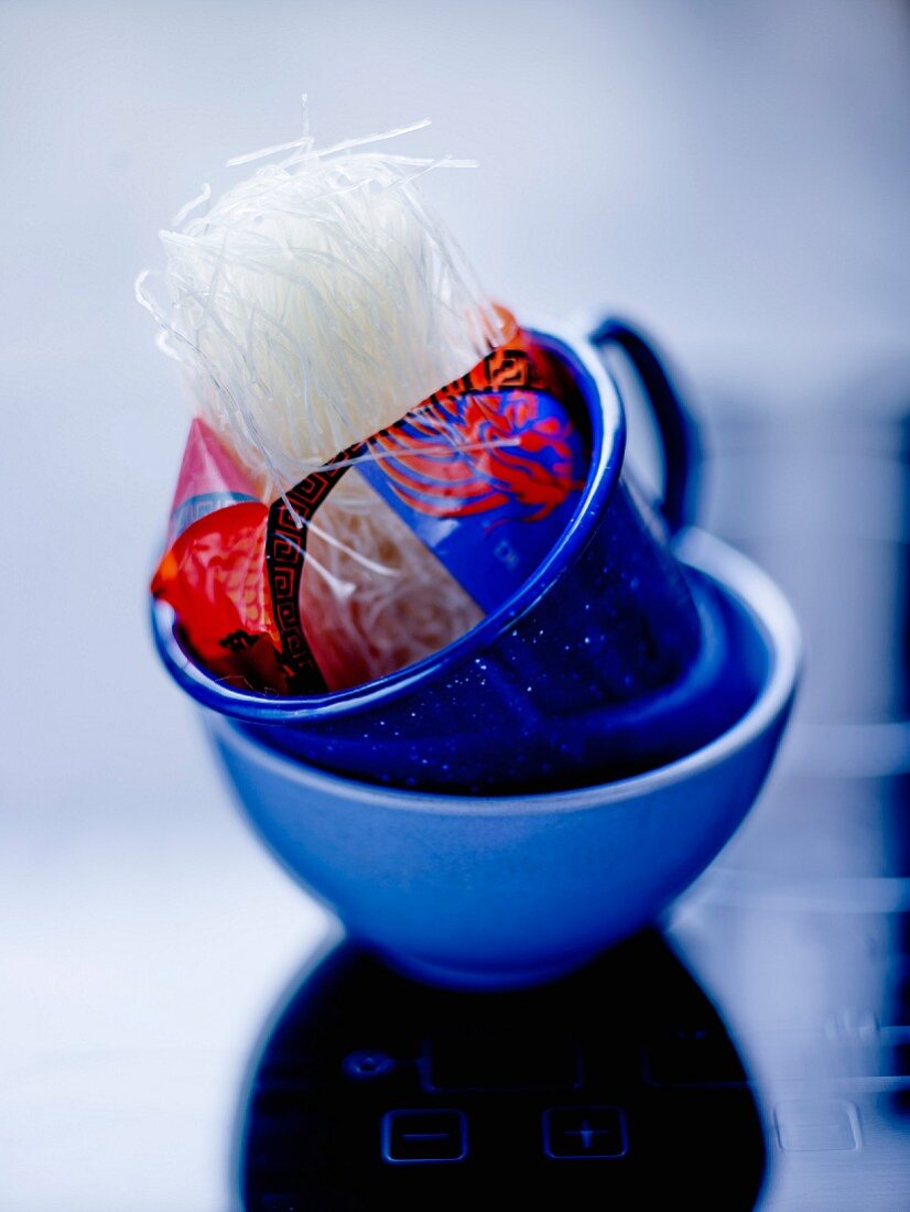 Ein Beutel Sojanudeln in blauer Tasse