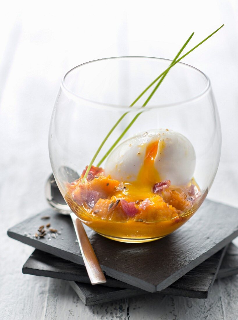 Wachsweiches Ei mit Karottenpüree, Kümmel und knusprigem Speck