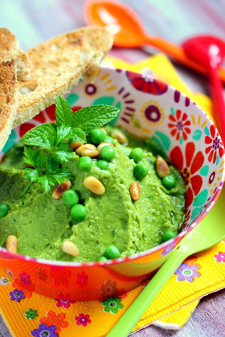 Minty pea and pine nut spread