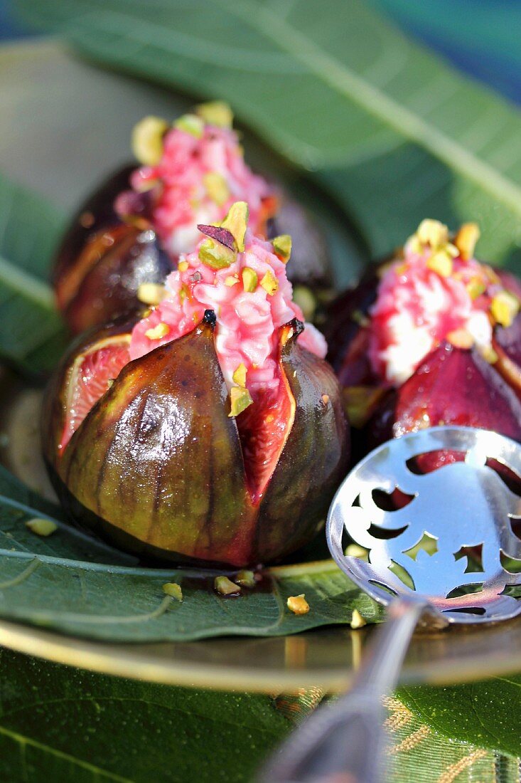 Roasted figs with Eastern-flavored mascarpone cream