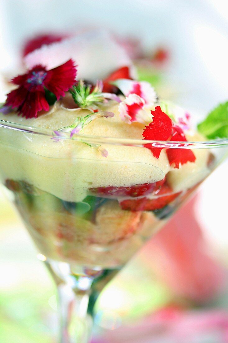 Tiramisu mit Erdbeeren und Essblüten