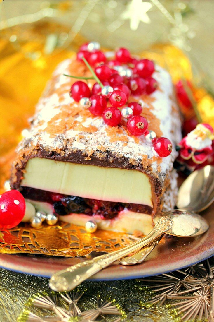 Buche (französischer Baumstammkuchen) mit Grüntee-Panna Cotta, Waldfrüchten und Ganache aus Schokolade und Crepes-Dentelle-Gebäck