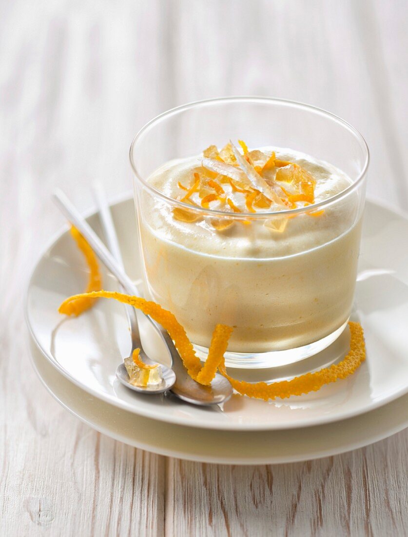 Orangen-Mousse mit kandierter Zitronenschale