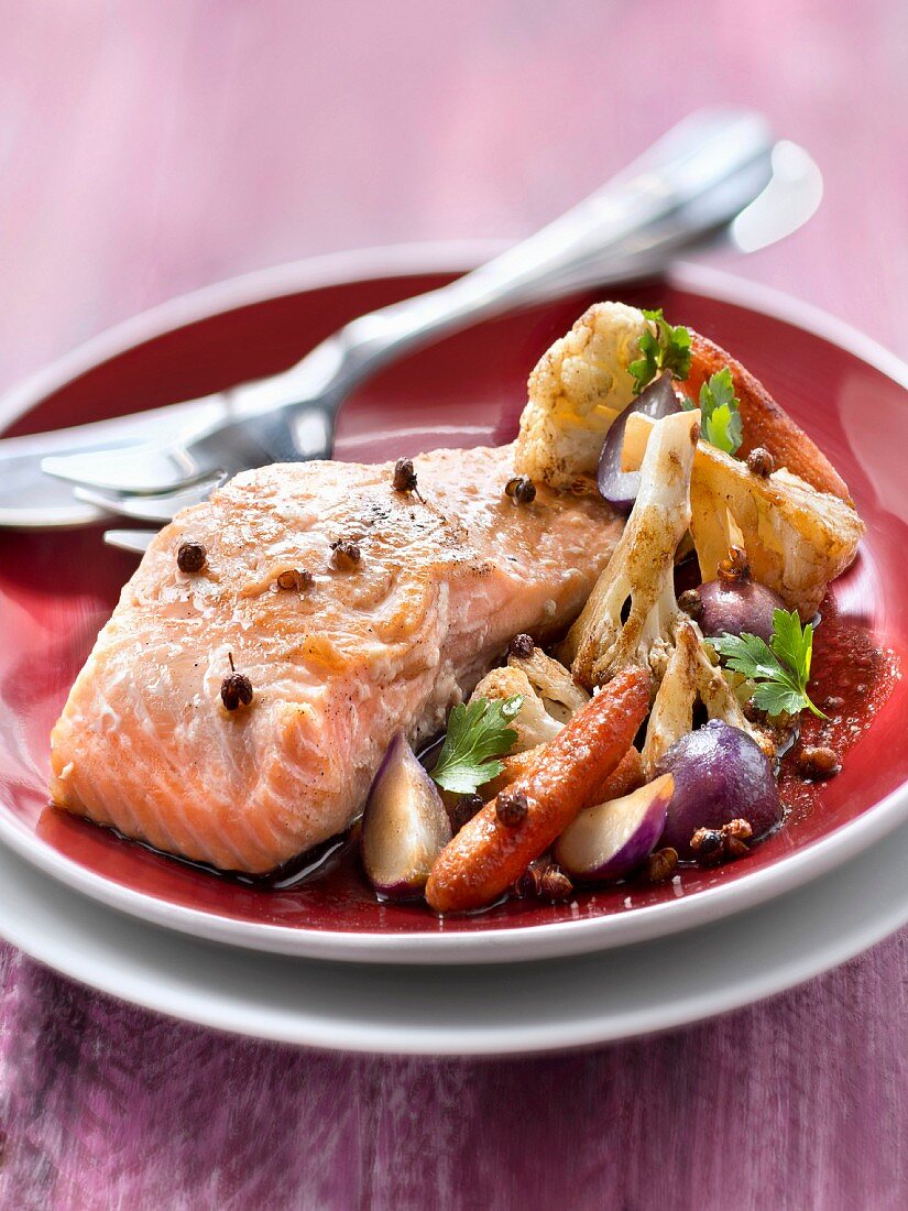 Lachssteak, einseitig gebraten mit Kaffeesauce und Szechuanpfeffer, sautiertes Gemüse